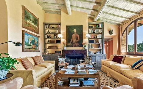 Villa Aiola: Møbel, Hjem, Indretning, Couch, Stue, Værelse, Lejlighed, Billedramme