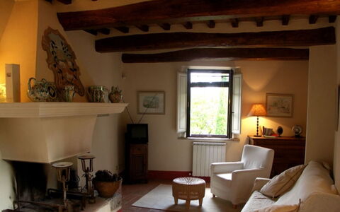 Borgo di Fighine: Møbel, Væg, Indretning, Træ, Gulvbelægning, Værelse, Stue, Billedramme, Belysning, Etage