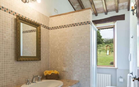 Podere Aurora: Væg, Indretning, Sanitærarmatur, Gulvbelægning, Loft, Etage, Vvs, Tap, Badeværelse, Flise