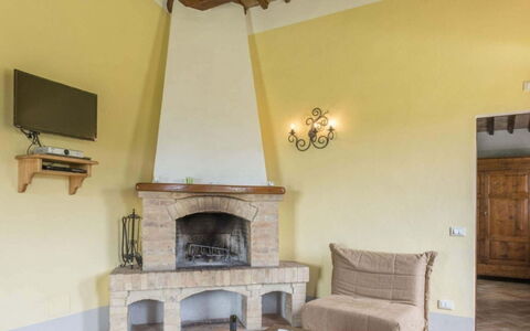 Podere Aurora: Væg, Gulvbelægning, Indretning, Etage, Møbel, Hearth, Loft, Værelse, Hjem, Stue