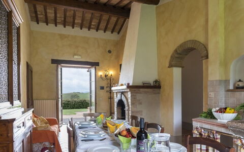 Podere Aurora: Møbel, Hjem, Bord, Stuehus, Stol, Køkken & Spisebord, Villa, Reoler, Stueplante, Spisestue