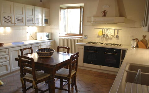 Magnolia e Camelia: Køkken, Møbel, Køkken Apparat, Gulvbelægning, Countertop, Træ, Indretning, Større Bandage, Cabinetry, Etage