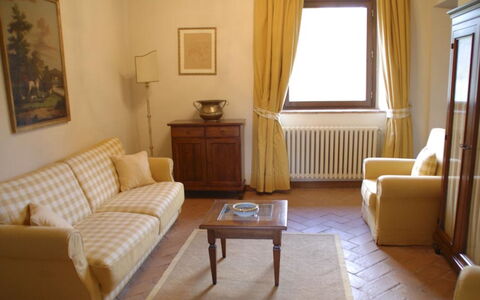 Magnolia e Camelia: Møbel, Indretning, Gulvbelægning, Træ, Etage, Værelse, Couch, Stue, Billedramme, Bord