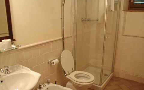 Magnolia e Camelia: Toiletbræt, Badeværelse, Sanitærarmatur, Væg, Toilet, Badeværelsesvask, Etage, Gulvbelægning, Håndvask, Indretning