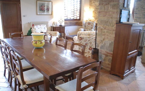 Magnolia e Camelia: Møbel, Gulvbelægning, Bord, Indretning, Træ, Etage, Stol, Køkken & Spisebord, Spisestue, Værelse