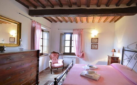 Il Tinaio: Væg, Møbel, Seng, Hus, Hjem, Soveværelse, Menneskelig Bosættelse, Sengetøj, Bed Frame, Sengetøj