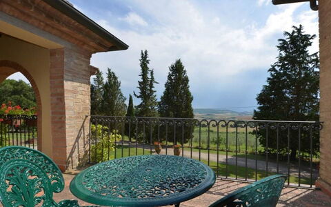 Il Tinaio: Møbel, Stol, Udendørs Møbler, Bejdse, Stueplante, Stue, Villa, Kaffebord, Hacienda