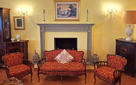 La Palazzina: Møbel, Indretning, Gulvbelægning, Træ, Stue, Etage, Couch, Belysning, Brun, Værelse