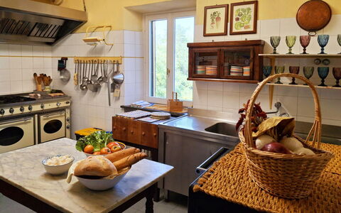 La Palazzina: Møbel, Køkken, Køkken Apparat, Indretning, Countertop, Træ, Gulvbelægning, Cabinetry, Større Bandage, Belysning