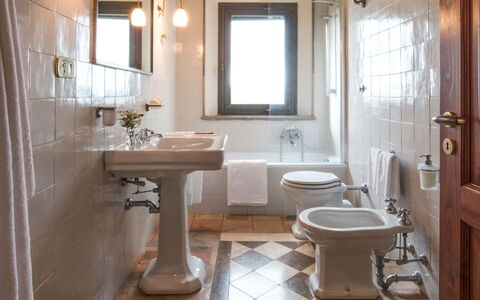 Villa Giuncheto: Sanitærarmatur, Gulvbelægning, Badeværelse, Badeværelsesvask, Håndvask, Etage, Tap, Vvs, Dør, Lejlighed