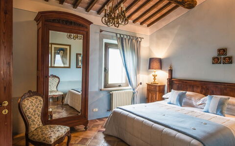 Villa Giuncheto: Møbel, Indretning, Væg, Soveværelse, Træ, Seng, Gulvbelægning, Hjem, Etage, Belysning