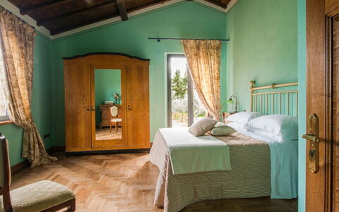 Villa Giuncheto: Møbel, Indretning, Seng, Soveværelse, Væg, Gulvbelægning, Etage, Træ, Værelse, Sengetøj