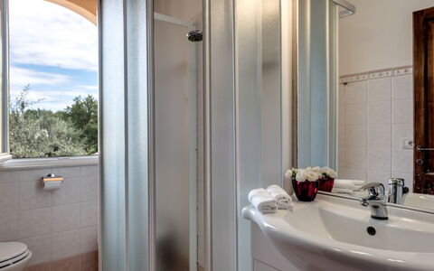 Bellaria: Indretning, Gulvbelægning, Værelse, Møbel, Etage, Loft, Hjem, Sanitærarmatur, Seng, Soveværelse