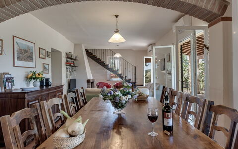 Bellaria: Møbel, Indretning, Træ, Gulvbelægning, Bord, Loft, Køkken & Spisebord, Stol, Spisestue, Etage