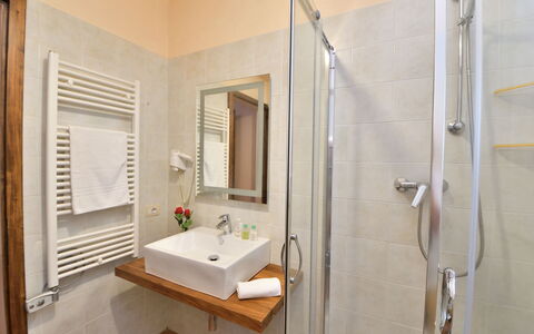 Bellaria: Indretning, Gulvbelægning, Møbel, Etage, Træ, Sanitærarmatur, Værelse, Badeværelse, Håndvask, Tap