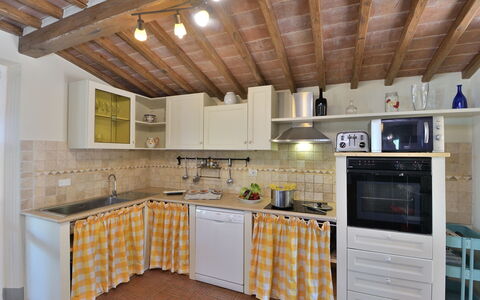 Bellaria: Køkken, Møbel, Countertop, Køkken Apparat, Indretning, Gulvbelægning, Større Bandage, Træ, Cabinetry, Loft