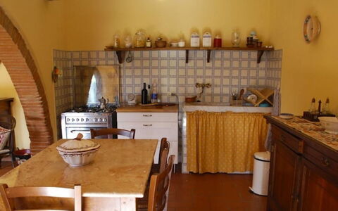 Podere Torre: Møbel, Indretning, Gulvbelægning, Træ, Køkken, Værelse, Etage, Cabinetry, Bord, Belysning