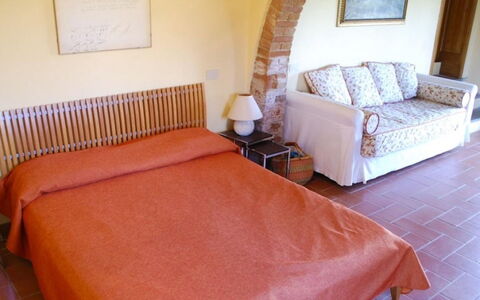 Podere Torre: Møbel, Soveværelse, Seng, Indretning, Gulvbelægning, Etage, Sengetøj, Sengetøj, Værelse, Bed Frame