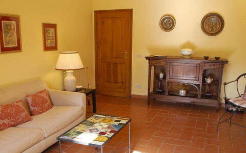 Podere Torre: Møbel, Gulvbelægning, Indretning, Etage, Træ, Værelse, Billedramme, Stue, Belysning, Brun