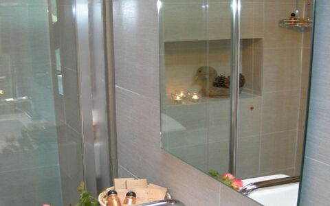 Villa la Tabaccaia: Badeværelse, Sanitærarmatur, Indretning, Gulvbelægning, Vvs, Etage, Flise, Glas, Værelse, Bruser Dør