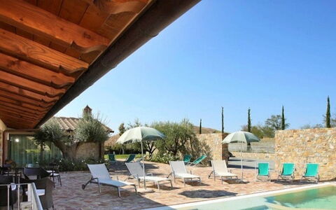 Villa la Tabaccaia: Hjem, Kompositmateriale, Flise, Udvej, Eco Hotel, Stuehus, Skygge, Estate, Stol, Svømmepøl