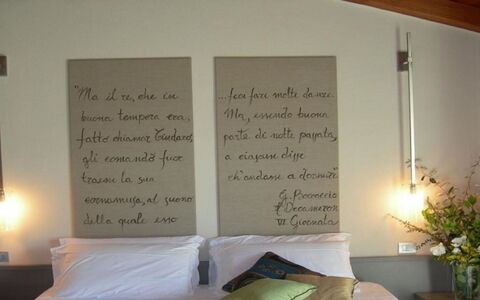 Villa la Tabaccaia: Møbel, Væg, Indretning, Soveværelse, Træ, Seng, Textile, Etage, Sengetøj, Sengetøj