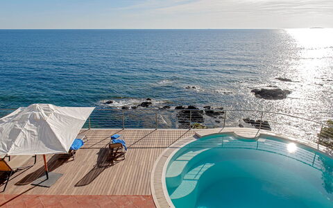 Villa Baia al Mare: Blå, Vand, Krop Af Vand, Svømmepøl, Hav, Udendørs Møbler, Coastal Og Oceaniske Landskabsformer, Udvej, Kyst, Ocean