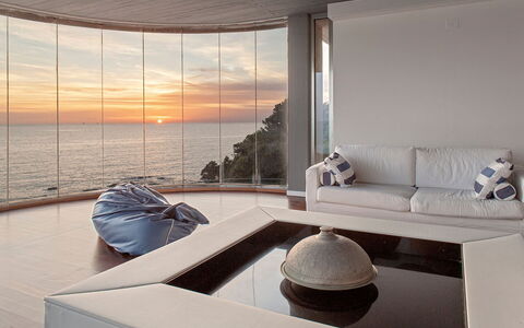 Villa Baia al Mare: Møbel, Indretning, Etage, Gulvbelægning, Stue, Couch, Belysning, Værelse, Hav, Loft