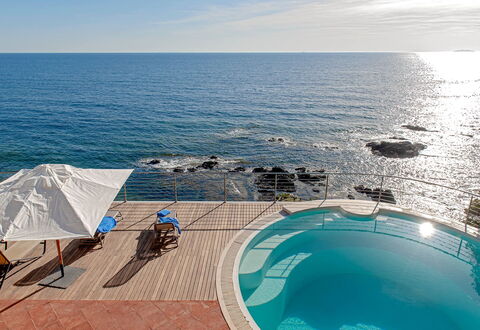 Villa Baia al Mare: Blå, Vand, Krop Af Vand, Svømmepøl, Hav, Udendørs Møbler, Coastal Og Oceaniske Landskabsformer, Udvej, Kyst, Ocean