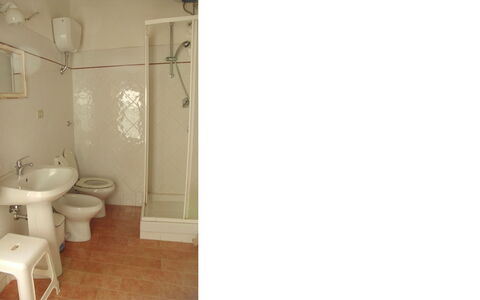 Casalunga: Sanitærarmatur, Gulvbelægning, Etage, Badeværelsesvask, Badeværelse, Toiletbræt, Håndvask, Toilet, Indretning, Vvs