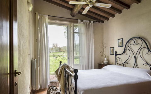 Villa Il Poggio: Møbel, Indretning, Soveværelse, Seng, Gulvbelægning, Etage, Bed Frame, Belysning, Sengetøj, Sengetøj