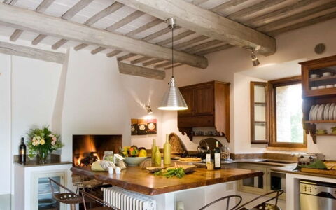 Villa Pipirelli: Møbel, Indretning, Træ, Gulvbelægning, Loft, Hjem, Køkken, Bord, Lysarmatur, Stol