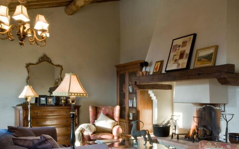 Villa Pipirelli: Møbel, Indretning, Væg, Belysning, Stue, Gulvbelægning, Hjem, Værelse, Lysarmatur, Etage