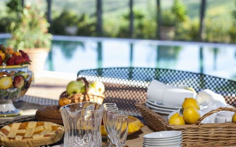 Villa Santa Virginia: Bordservice, Møbel, Serveware, Bord, Mad, Drinkware, Tallerkner, Frugt, Dug, Stol