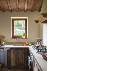 Villa Torre: Træ, Møbel, Gulvbelægning, Indretning, Countertop, Køkken, Hjem, Etage, Køkken Apparat, Værelse