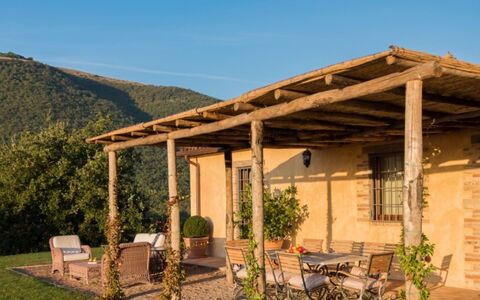 Villa Torre: Møbel, Træ, Udendørs Møbler, Veranda, Stol, Sommerhus, Dør, Udendørs Bord, Gårdhave, Skygge