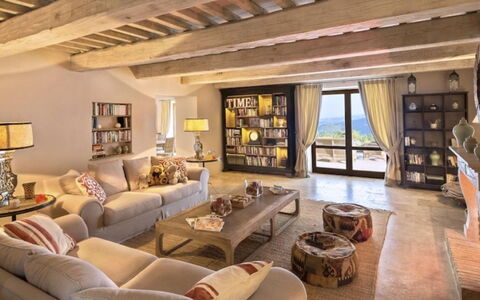 Villa Santa: Møbel, Indretning, Væg, Couch, Gulvbelægning, Stue, Loft, Værelse, Hjem, Etage