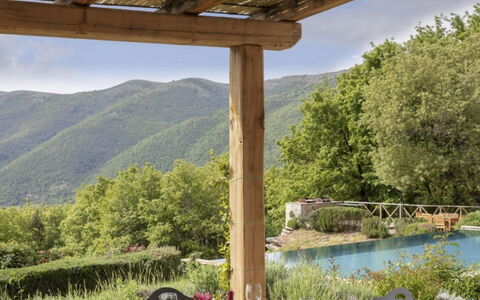 Villa Santa: Træ, Have, Skygge, Udendørs Struktur, Bjergkæde, Hårdttræ, Pavilion, Gazebo, Landscaping