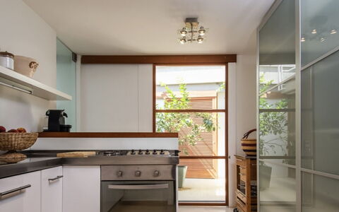 Villa Cala Moresca: Køkken, Indretning, Countertop, Væg, Træ, Møbel, Køkken Apparat, Gulvbelægning, Cabinetry, Hjem