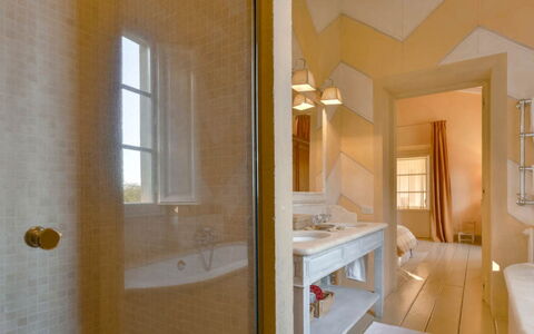 Villa Moscato: Indretning, Væg, Gulvbelægning, Etage, Loft, Badeværelse, Sanitærarmatur, Belysning, Værelse, Badekar