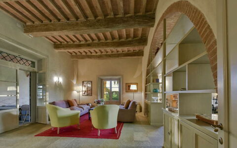 Villa Il Serraglio: Møbel, Indretning, Væg, Gulvbelægning, Loft, Etage, Værelse, Couch, Belysning, Stue