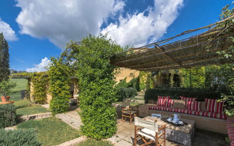 Villa Il Serraglio: Have, Busk, Land Lot, Plantesamfund, Landscaping, Bunddække, Gård, Backyard, Estate