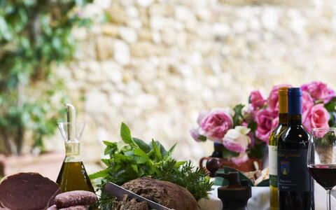 Villa del Riccio: Bordservice, Mad, Drinkware, Blomsterkrukke, Flaske, Vin, Serveware, Fremstille, Stueplante