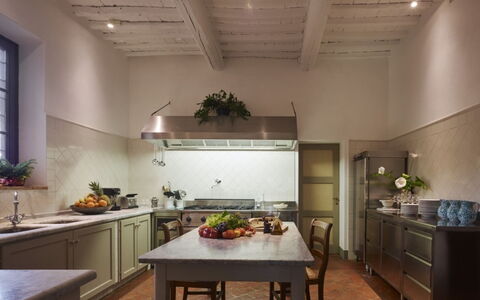 Villa del Riccio: Køkken, Indretning, Gulvbelægning, Møbel, Countertop, Loft, Cabinetry, Belysning, Etage, Køkken Apparat