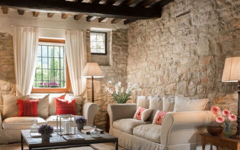 Villa Savino: Møbel, Indretning, Væg, Couch, Gulvbelægning, Stue, Træ, Bord, Textile, Værelse