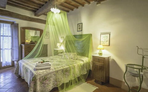 Podere Contignano: Møbel, Indretning, Loft, Soveværelse, Etage, Sengetøj, Gulvbelægning, Seng, Belysning, Værelse