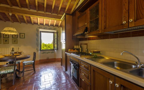 Podere Contignano: Møbel, Gulvbelægning, Indretning, Hjem, Køkken, Værelse, Countertop, Cabinetry, Husholdningsapparat, Køkken & Spisebord