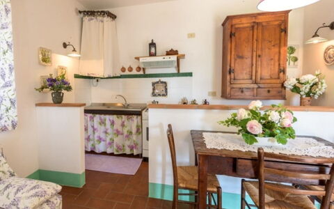 Podere del Mezzadro: Møbel, Indretning, Gulvbelægning, Træ, Værelse, Etage, Belysning, Loft, Bord, Køkken