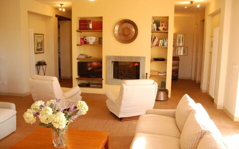 Casale Gioiello: Møbel, Indretning, Gulvbelægning, Etage, Væg, Couch, Stue, Værelse, Træ, Loft