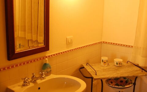 Casale Gioiello: Badeværelsesvask, Væg, Sanitærarmatur, Indretning, Håndvask, Etage, Tap, Badeværelse, Gulvbelægning, Vvs